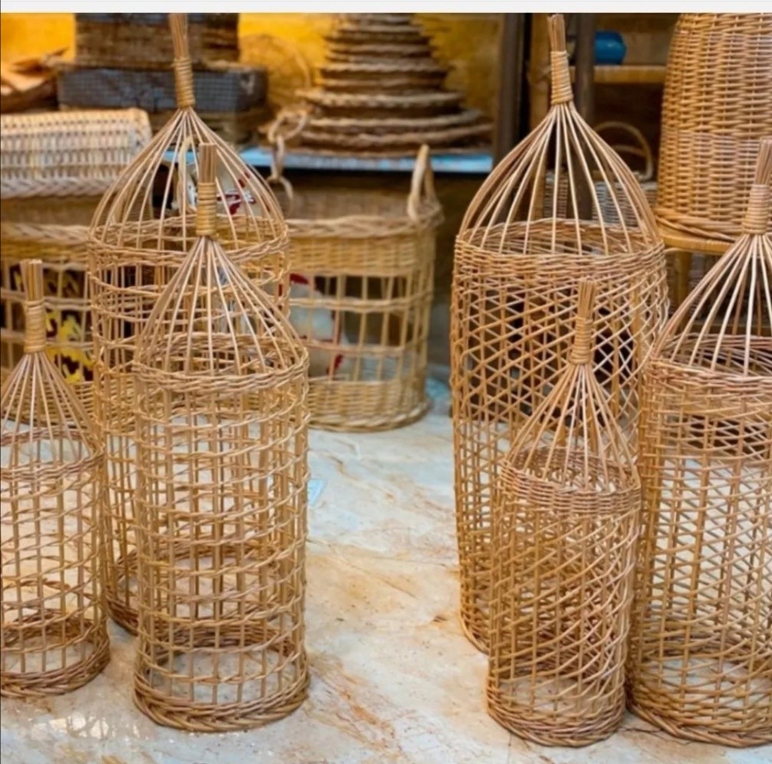 جاشمعی حصیری ایستاده کنارسالنی